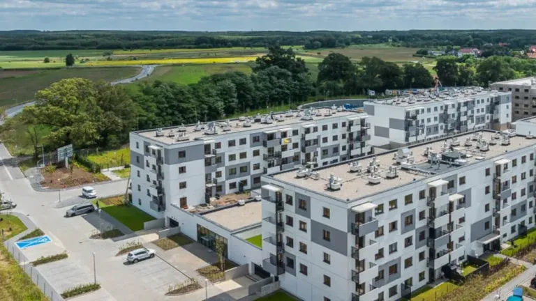 Więcej przestrzeni, mniej hałasu – dlaczego Polacy coraz częściej wybierają przedmieścia?